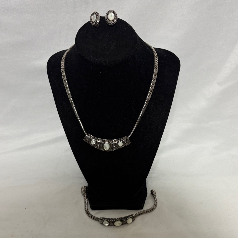 Premier Designs Retired Silver Necklace Set with Cream Accents